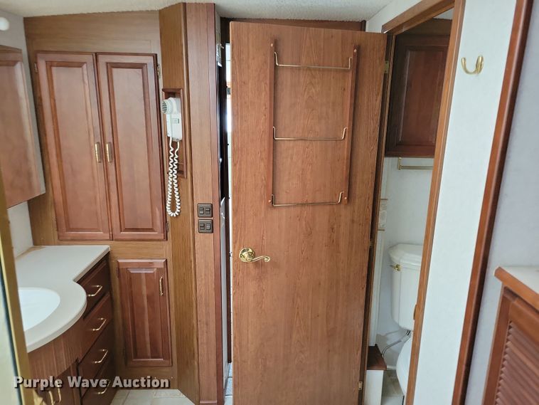 image for item NB9842 2002 Winnebego Journey DL RV