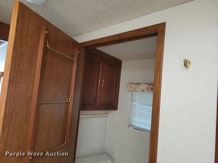 image for item NB9842 2002 Winnebego Journey DL RV