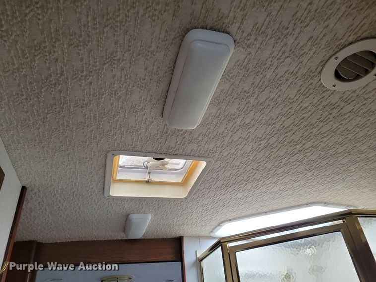 image for item NB9842 2002 Winnebego Journey DL RV