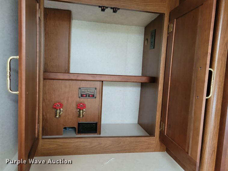 image for item NB9842 2002 Winnebego Journey DL RV