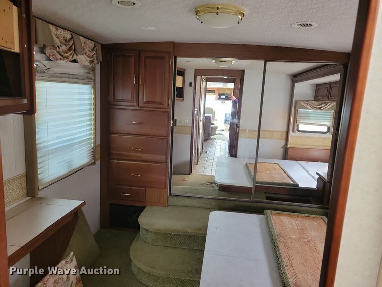 image for item NB9842 2002 Winnebego Journey DL RV