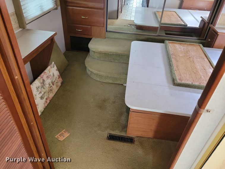 image for item NB9842 2002 Winnebego Journey DL RV