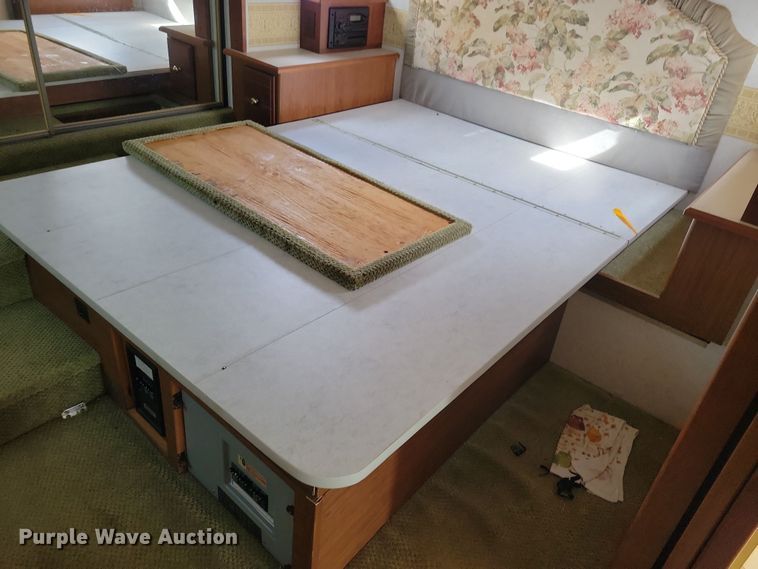 image for item NB9842 2002 Winnebego Journey DL RV