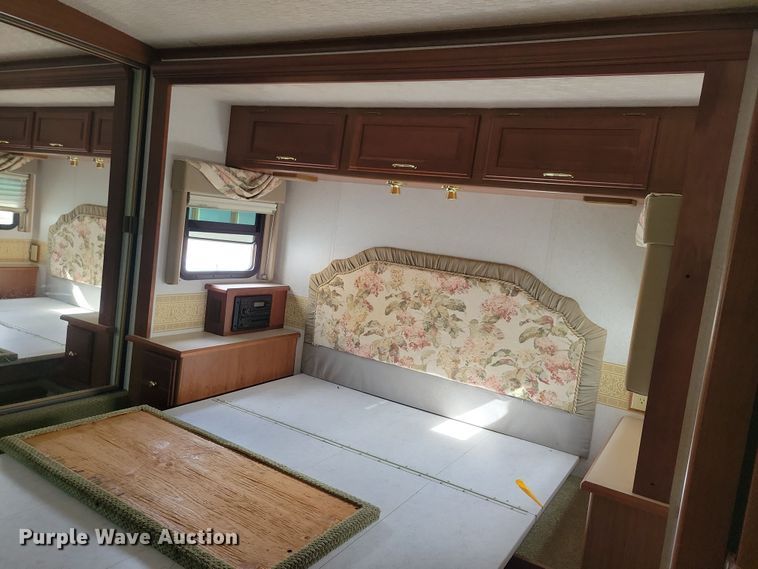 image for item NB9842 2002 Winnebego Journey DL RV