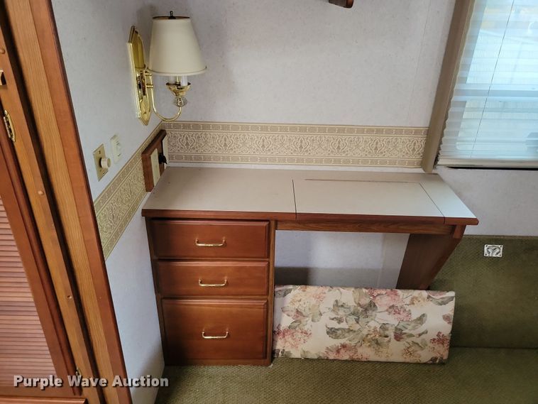 image for item NB9842 2002 Winnebego Journey DL RV