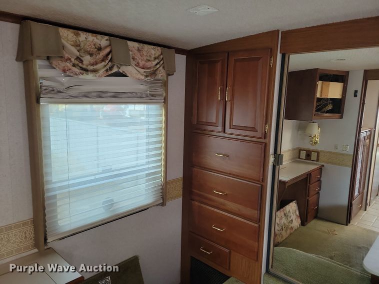 image for item NB9842 2002 Winnebego Journey DL RV