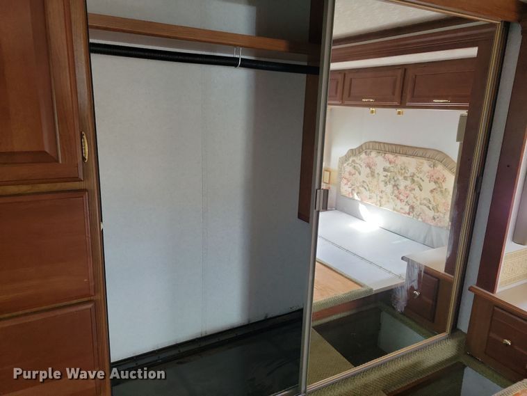 image for item NB9842 2002 Winnebego Journey DL RV