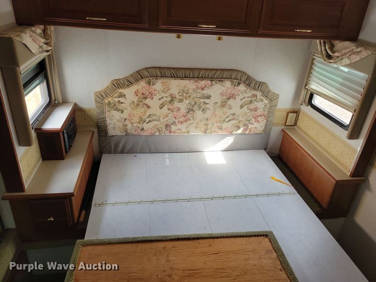 image for item NB9842 2002 Winnebego Journey DL RV