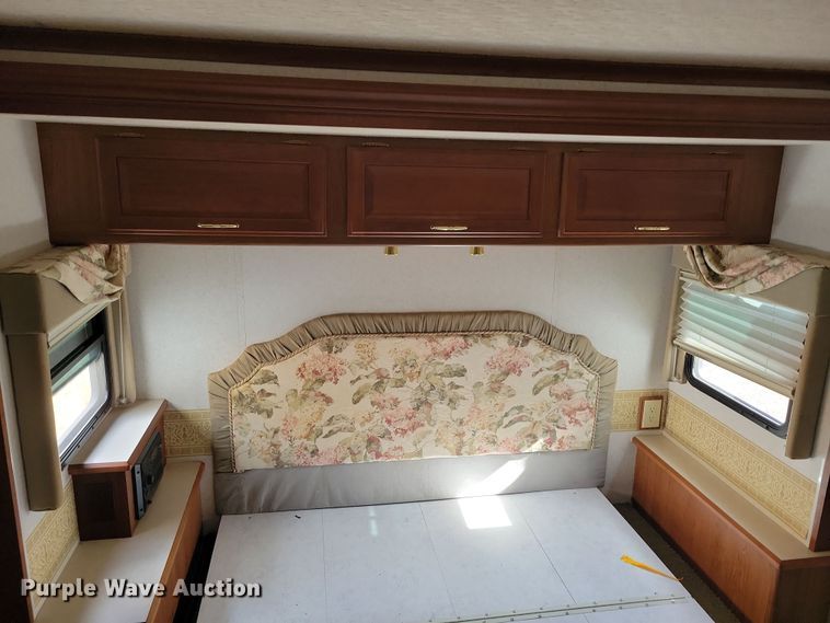 image for item NB9842 2002 Winnebego Journey DL RV