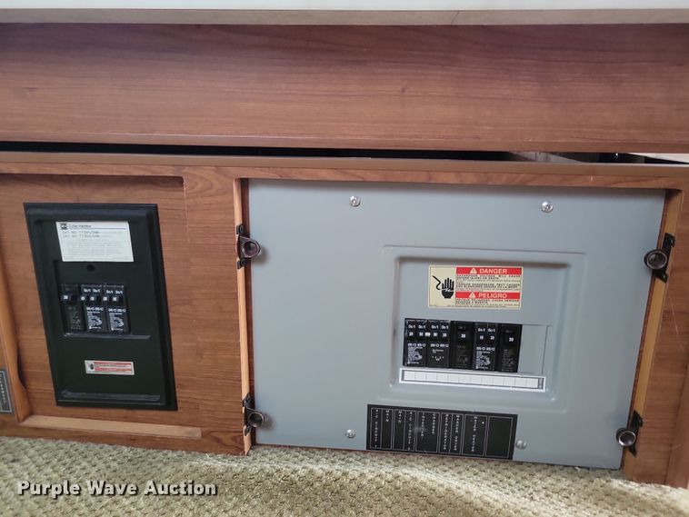 image for item NB9842 2002 Winnebego Journey DL RV