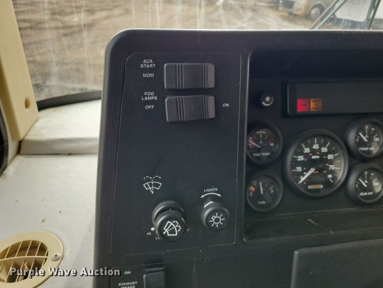 image for item NB9842 2002 Winnebego Journey DL RV