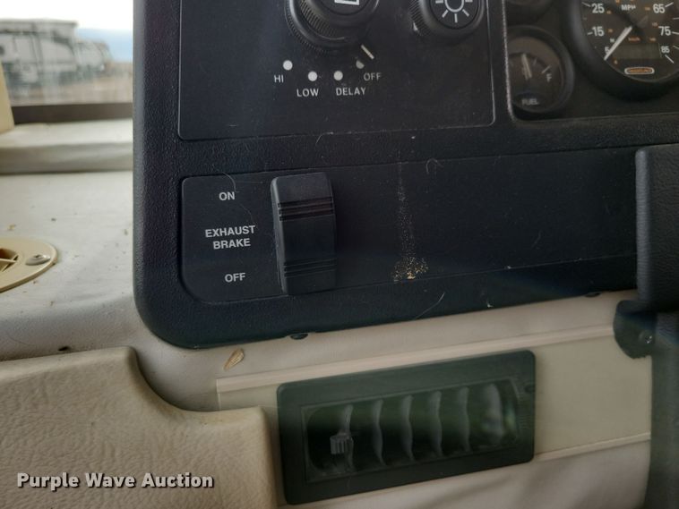 image for item NB9842 2002 Winnebego Journey DL RV