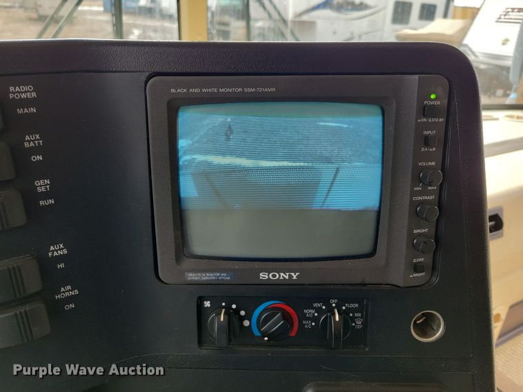 image for item NB9842 2002 Winnebego Journey DL RV