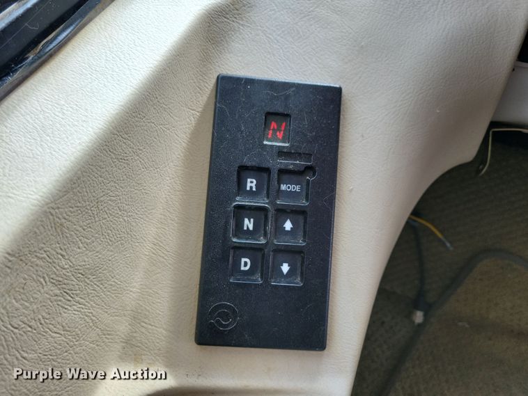 image for item NB9842 2002 Winnebego Journey DL RV