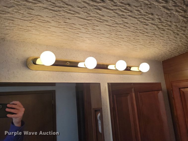 image for item NB9842 2002 Winnebego Journey DL RV