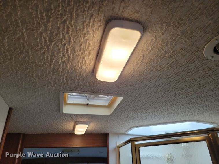 image for item NB9842 2002 Winnebego Journey DL RV