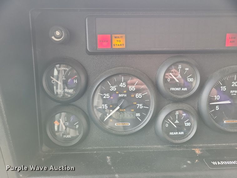 image for item NB9842 2002 Winnebego Journey DL RV