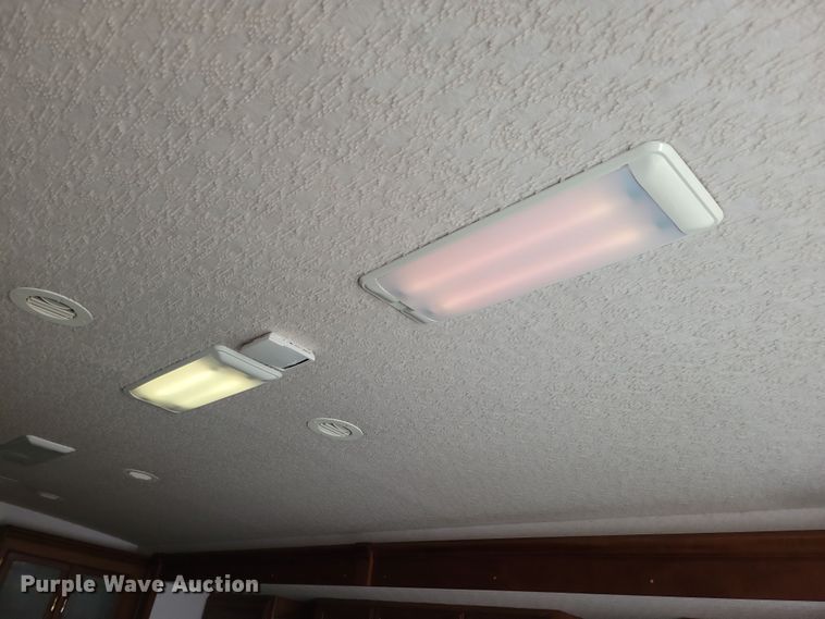 image for item NB9842 2002 Winnebego Journey DL RV