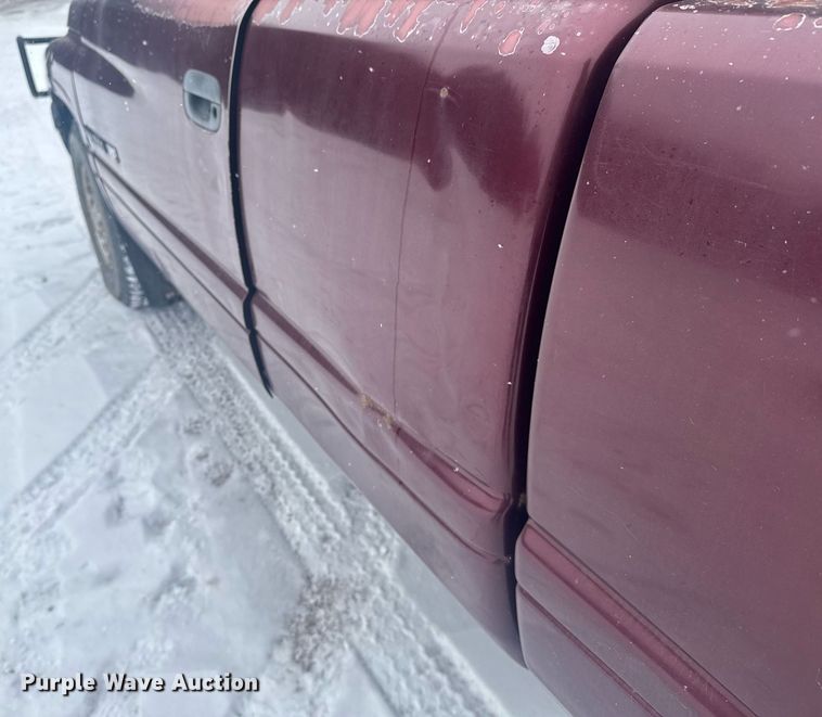 image for item NN9587 2000 Dodge Ram 1500 Club Cab pickup truck