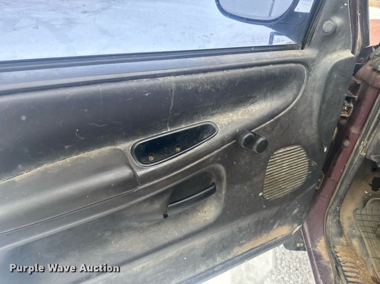 image for item NN9587 2000 Dodge Ram 1500 Club Cab pickup truck