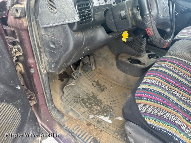 image for item NN9587 2000 Dodge Ram 1500 Club Cab pickup truck