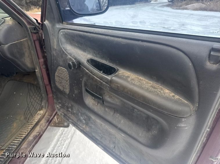 image for item NN9587 2000 Dodge Ram 1500 Club Cab pickup truck