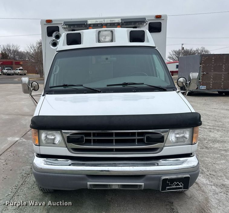 image for item NN9643 2002 Ford E350 ambulance