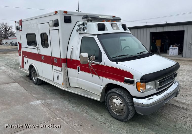 image for item NN9643 2002 Ford E350 ambulance