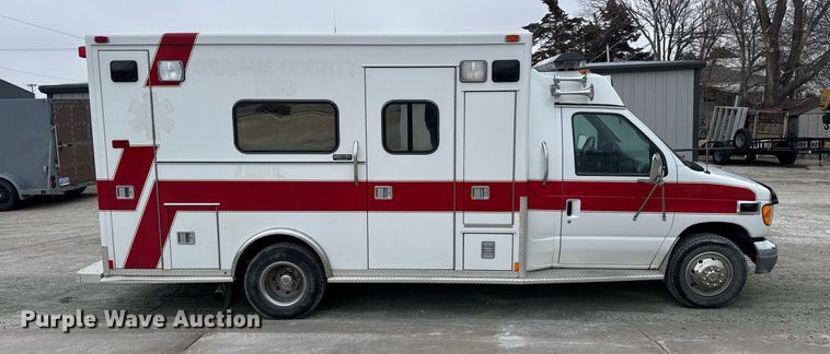 image for item NN9643 2002 Ford E350 ambulance