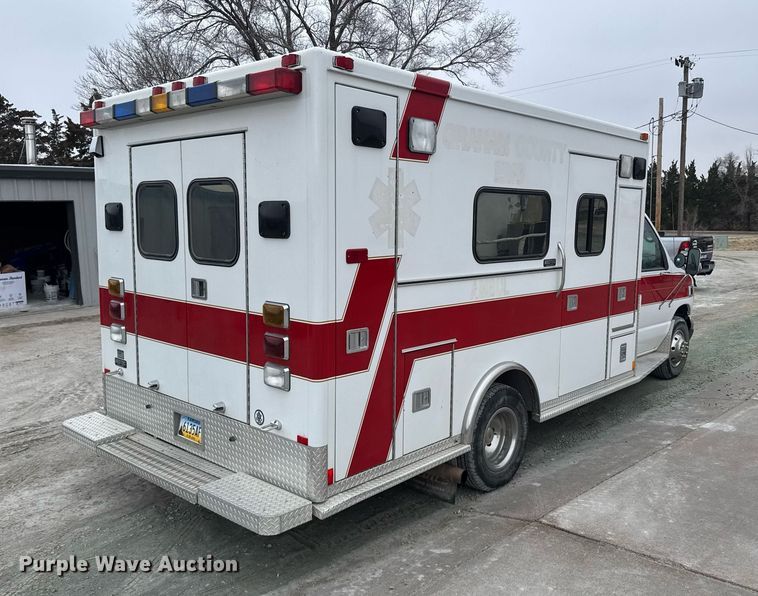 image for item NN9643 2002 Ford E350 ambulance