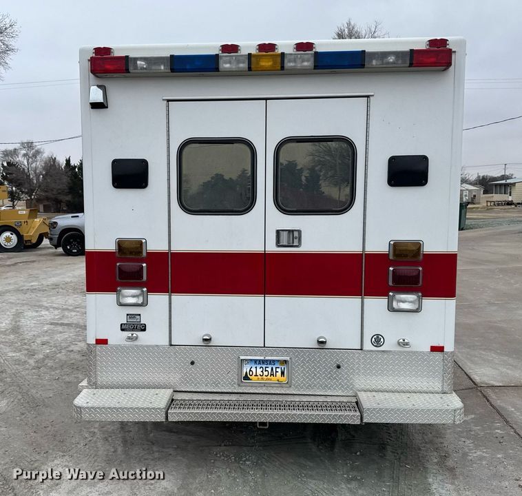 image for item NN9643 2002 Ford E350 ambulance