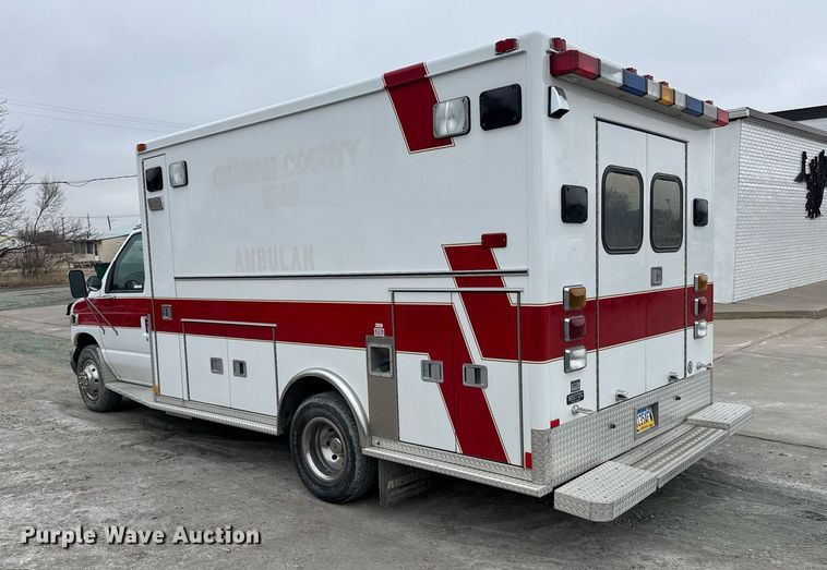 image for item NN9643 2002 Ford E350 ambulance