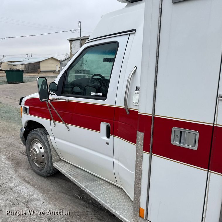 image for item NN9643 2002 Ford E350 ambulance