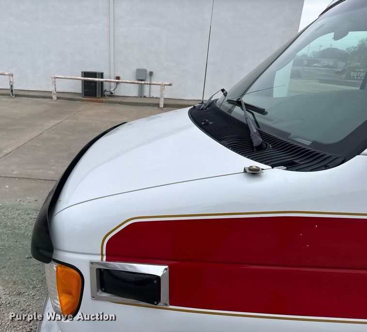 image for item NN9643 2002 Ford E350 ambulance