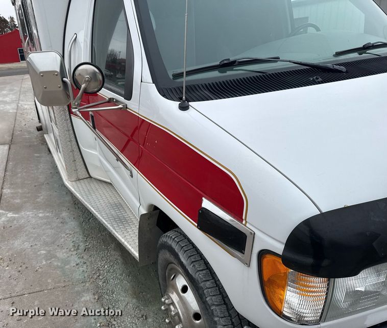 image for item NN9643 2002 Ford E350 ambulance