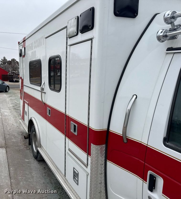 image for item NN9643 2002 Ford E350 ambulance