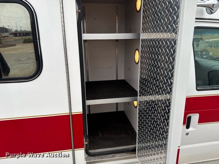image for item NN9643 2002 Ford E350 ambulance