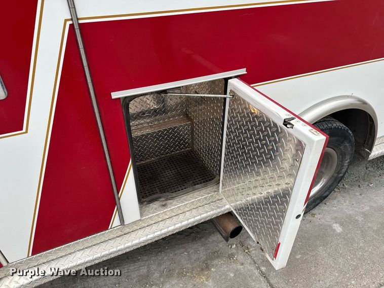 image for item NN9643 2002 Ford E350 ambulance
