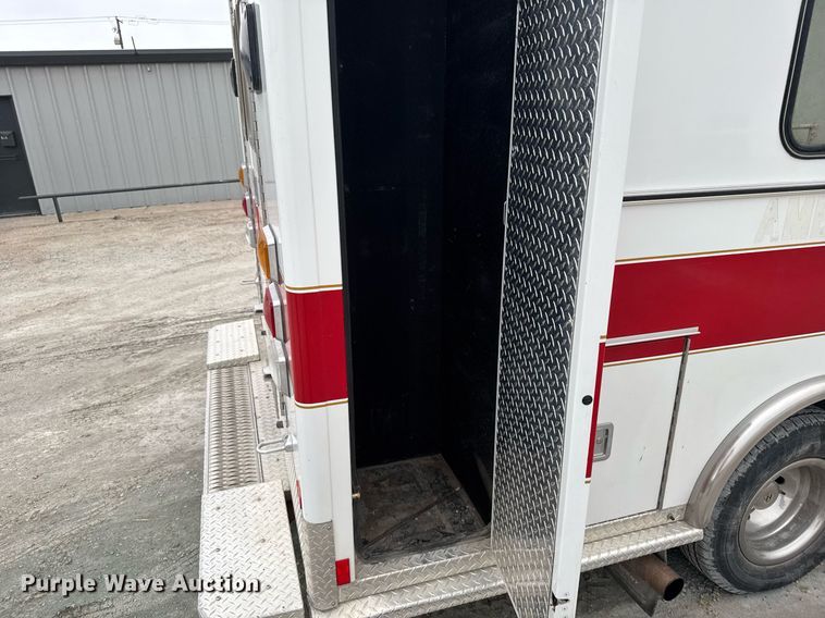 image for item NN9643 2002 Ford E350 ambulance