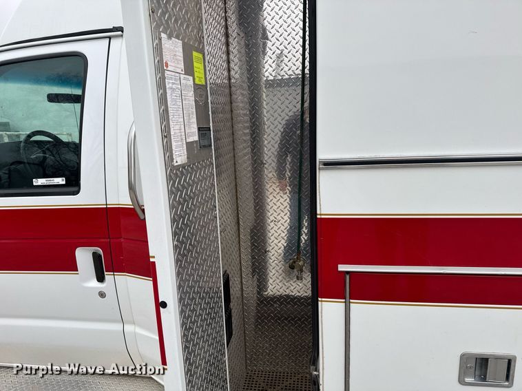 image for item NN9643 2002 Ford E350 ambulance