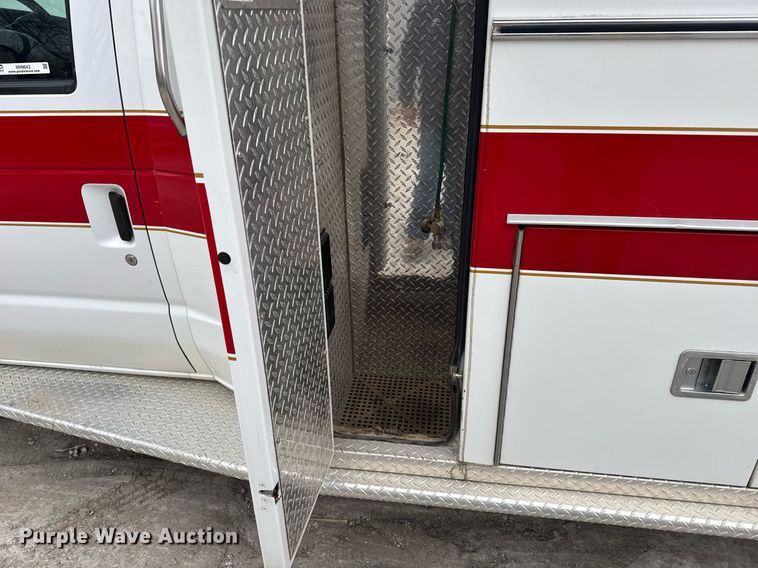 image for item NN9643 2002 Ford E350 ambulance