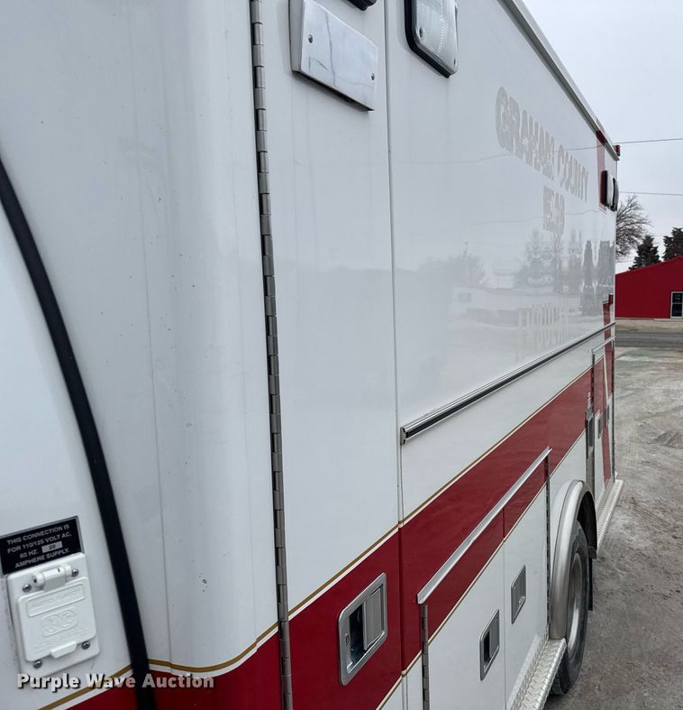 image for item NN9643 2002 Ford E350 ambulance