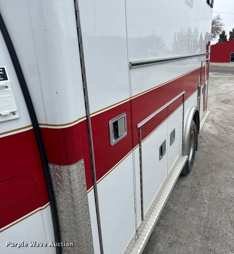 image for item NN9643 2002 Ford E350 ambulance