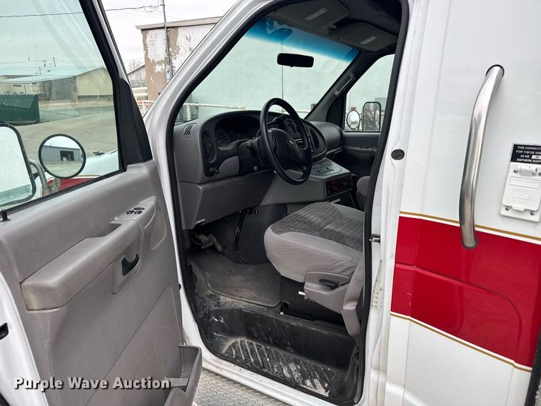 image for item NN9643 2002 Ford E350 ambulance