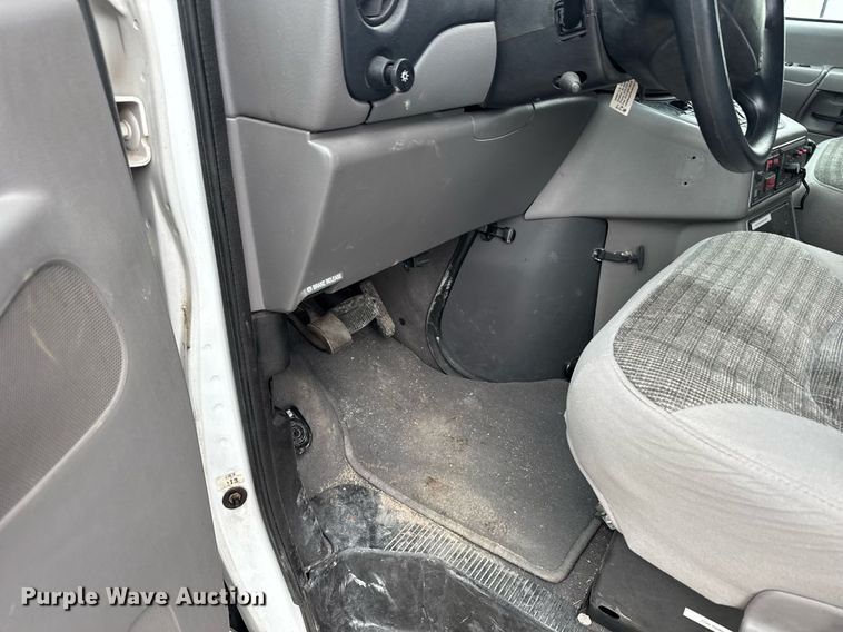 image for item NN9643 2002 Ford E350 ambulance