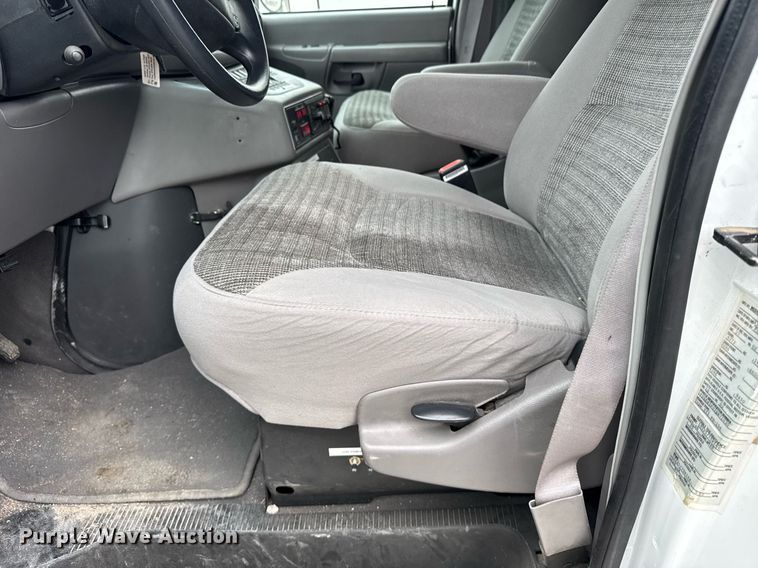 image for item NN9643 2002 Ford E350 ambulance