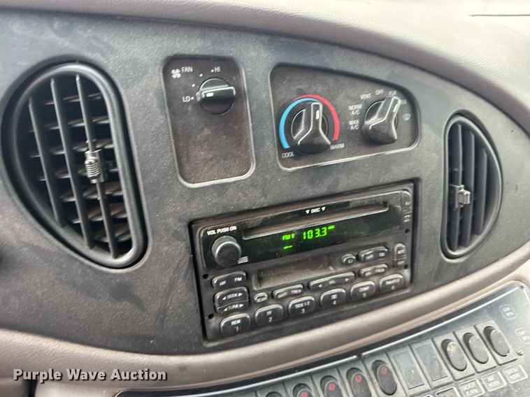 image for item NN9643 2002 Ford E350 ambulance