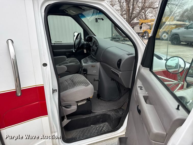 image for item NN9643 2002 Ford E350 ambulance