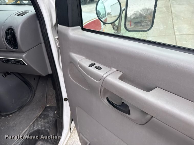 image for item NN9643 2002 Ford E350 ambulance