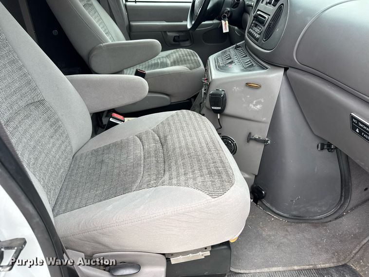 image for item NN9643 2002 Ford E350 ambulance